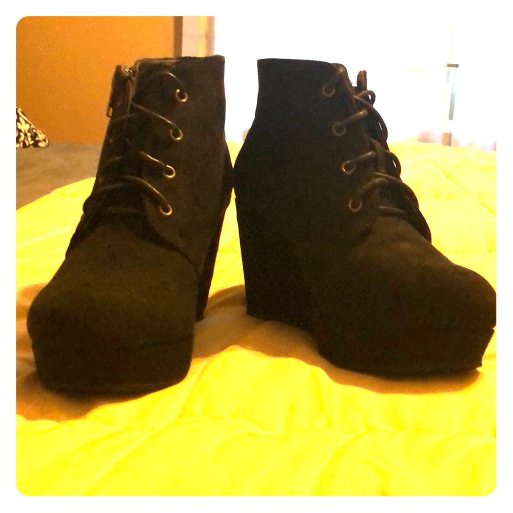 Black wedges